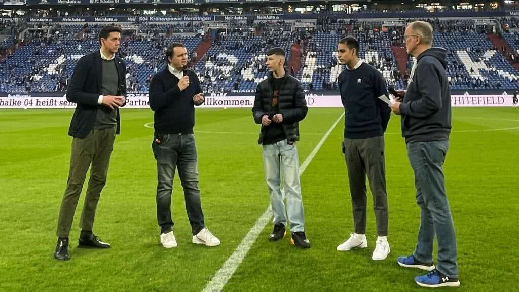 Schalke 04 lädt westfälische Schiedsrichter zum Talk auf den Rasen ein