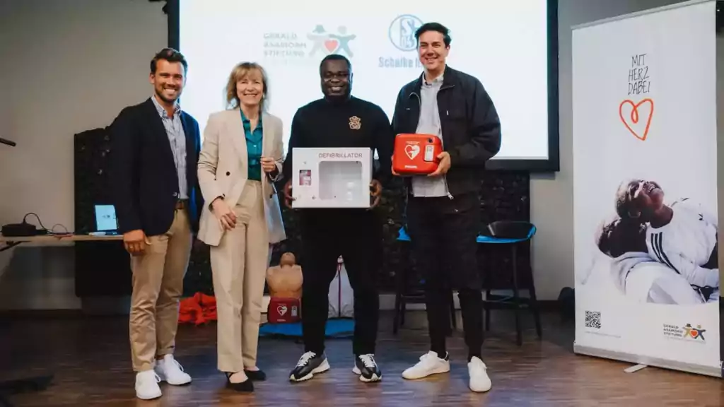 Schalke hilft! und Gerald Asamoah Stiftung spenden Defibrillatoren an Stadt Gelsenkirchen