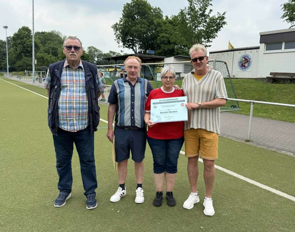 DFB UND FLVW EHREN KERSTIN SIEWERS F&Uuml;R HERAUSRAGENDES EHRENAMTLICHES ENGAGEMENT