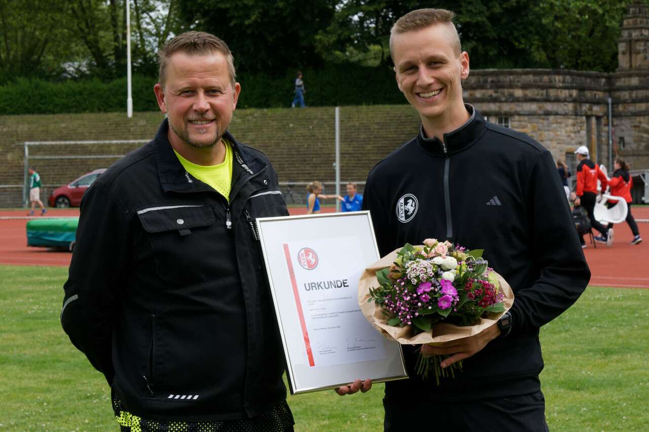 Auszeichnung für ausgezeichneten Einsatz: FLVW-Kampfrichtermedaille für Tim Tersluisen